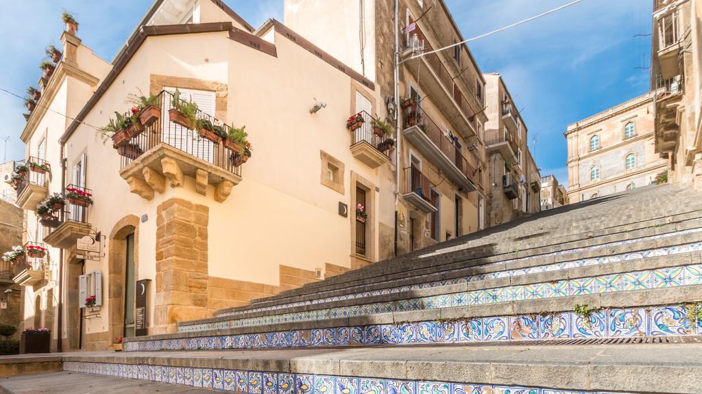 Charme Il Dito E La Luna Caltagirone